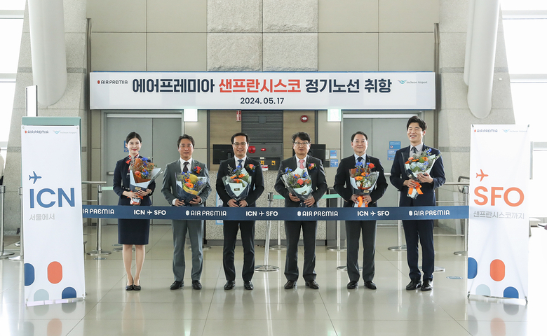 (사진 왼쪽부터) 이지수 에어프레미아 객실승무원, 임원길 에어프레미아 운항본부장, 박영철 에어프레미아 경영지원실장, 김창규 인천공항공사 미래사업본부장, 서호석 에어프레미아 운송실장, 김명욱 에어프레미아 객실승무원이 취항식에서 사진촬영에 임하고 있다. 사진ㅣ에어프레미아