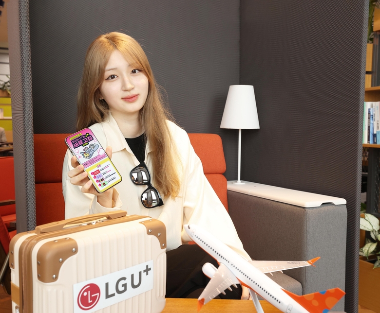 LG유플러스 직원이 ‘당신의 U+ 새로고침’ 이벤트를 소개하는 모습. 사진|LG유플러스
