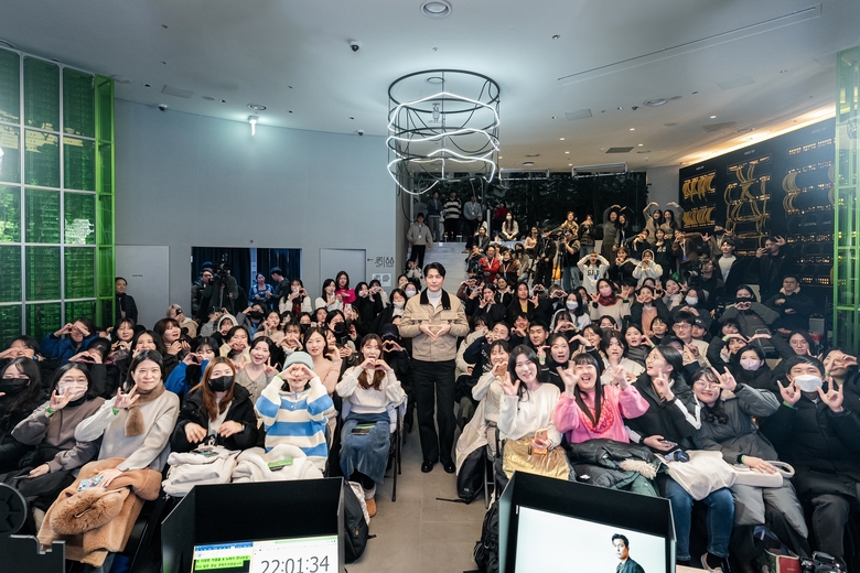 필모톡 현장에서 관객들과 기념촬영을 하는 필모톡 7번째 참여 배우 정우성. 사진|SK브로드밴드