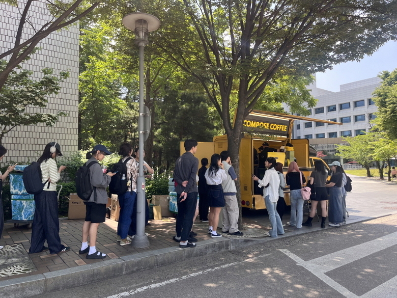 컴포즈커피, 고려대 방문해 '찾아가는 커피트럭' 이벤트 진행. 사진ㅣ컴포즈커피