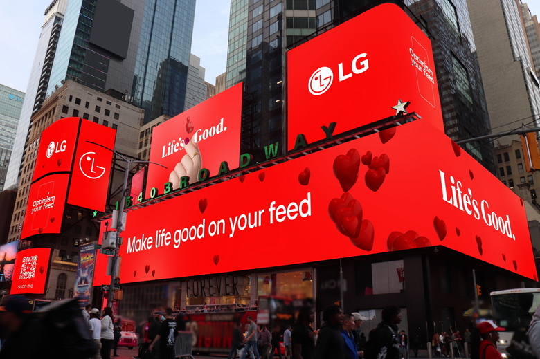 지난 7일 미국 뉴욕 타임스스퀘어 전광판에서 LG전자 'Life's Good' 글로벌 캠페인 홍보 영상이 상영되는 모습 사진|LG전자