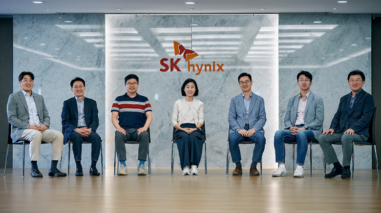 좌담회에 참석한 SK하이닉스 임원들. 왼쪽부터 권언오 부사장(HBM PI), 김기태 부사장(HBM S&M), 이동훈 부사장(321단 낸드 PnR), 오해순 부사장(낸드 Advanced PI), 길덕신 부사장(소재개발), 손호영 부사장(Adv. PKG개발), 이재연 부사장(Global RTC). 사진|SK하이닉스