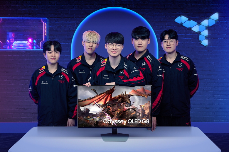 삼성전자 OLED 게이밍 모니터 '오디세이 OLED G8(G80SD)'를 홍보하는 T1 선수단. 사진|삼성전자
