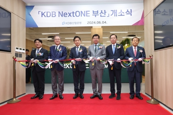 왼쪽부터 방성빈 BNK부산은행장, 강석훈 KDB산업은행 회장, 김주현 금융위원장, 박형준 부산시장, 조승환 국민의힘 국회의원, 양재생 부산상공회의소 회장. 사진ㅣKDB산업은행
