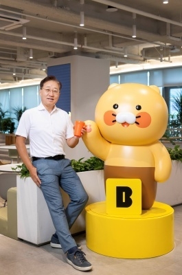 윤호영 카카오뱅크 대표이사가 카카오뱅크 판교오피스에서 사내 다회용컵을 들고 '바이바이 플라스틱 챌린지'에 참여하고 있다. 사진ㅣ카카오뱅크