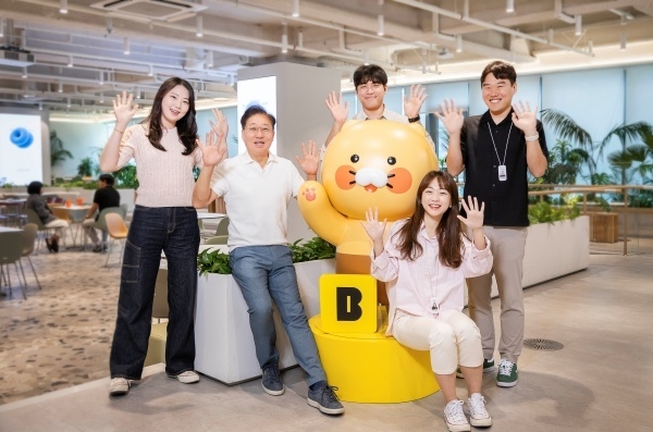 윤호영 카카오뱅크 대표이사(왼쪽 두번째)가 카카오뱅크 판교오피스에서 직원들과 함께 '바이바이 플라스틱 챌린지'에 참여하고 있다. 사진ㅣ카카오뱅크
