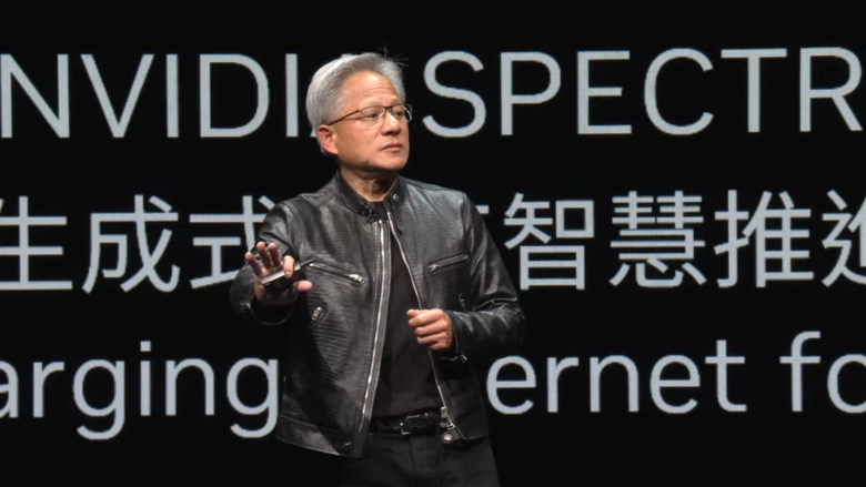 'COMPUTEX 2024'에서 발표하 젠슨 황 엔비디아 CEO. 사진|엔비디아 유튜브 캡처