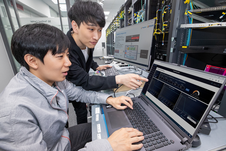 판교 5G 테스트베드 센터에서 오픈랜 통신 환경에서 전력을 절감하는 기술을 검증하는 KT 연구원. 사진|KT