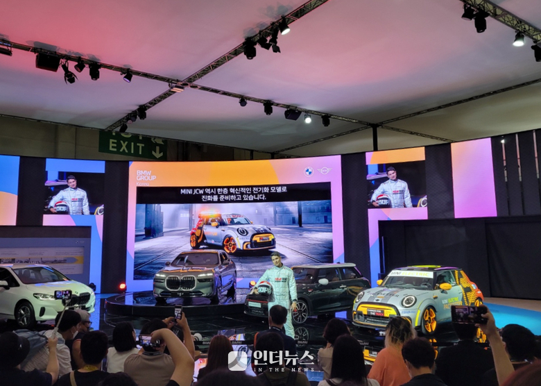 2022 부산국제모터쇼 프레스데이서 BMW가 자사의 전기차 모델 및 미래 사업방향을 홍보하고 있는 모습. 사진ㅣ홍승표 기자