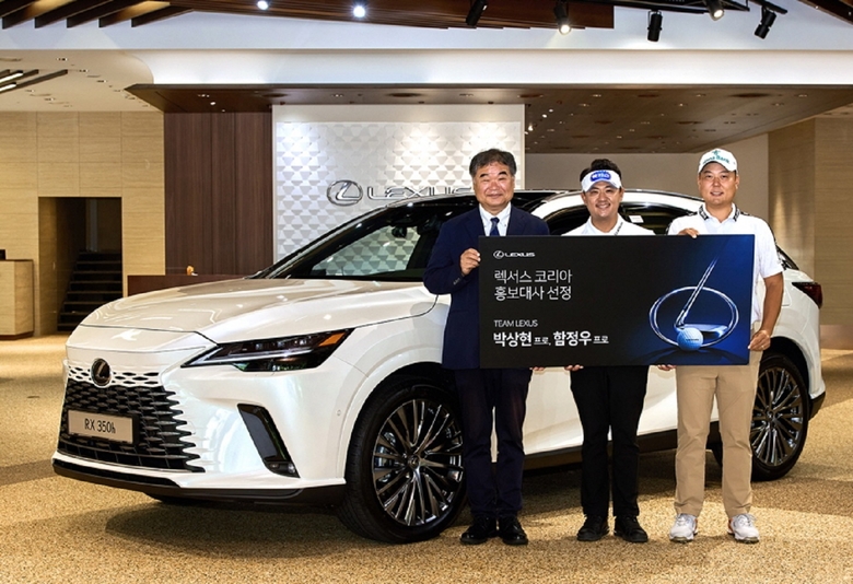 (사진 왼쪽부터) 콘야마 마나부 렉서스코리아 사장, 박상현 프로, 함정우 프로가 사진촬영에 임하고 있다. 사진ㅣ렉서스코리아 