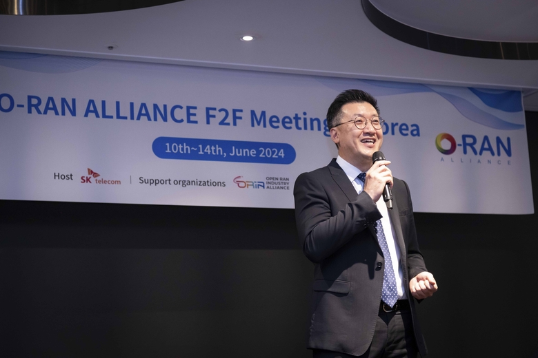10일 명동에서 열린 O-RAN 얼라이언스 표준회의 개최 환영 만찬에서 환영사를 하고 있는 류탁기 SKT Infra기술담당. 사진|SK텔레콤