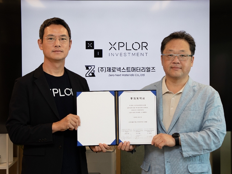 류종현 제로넥스트머터리얼즈 CEO(사진 오른쪽), 이종훈 엑스플로인베스트먼트 대표(사진 왼쪽)가 투자유치행사에서 사진촬영에 임하고 있다. 사진ㅣGS건설