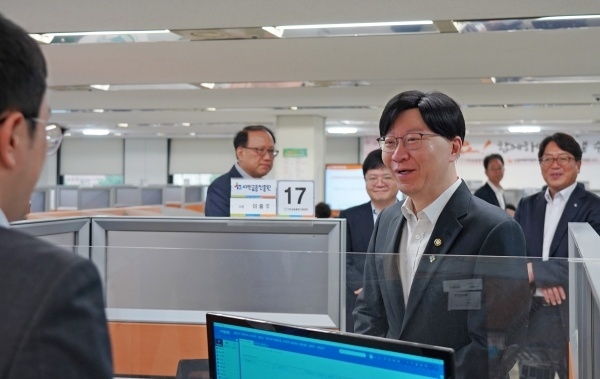 김소영 금융위원회 부위원장이 중앙서민금융통합지원센터를 찾아 상담센터 직원과 대화를 나누고 있다. 사진ㅣ금융위원회