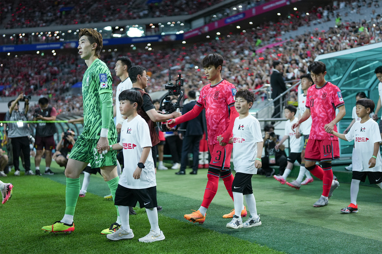 2026 월드컵 2차 예선전에서 경기장에 입장하는 대한민국 축구 국가대표와 KT 꿈품교실의 플레이어 에스코트 키즈들. 사진|KT