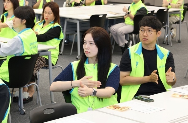 하나금융그룹 임직원이 자발적 신청으로 이뤄지는 '점심시간 수어교육'을 받고 있다. 사진ㅣ하나금융그룹
