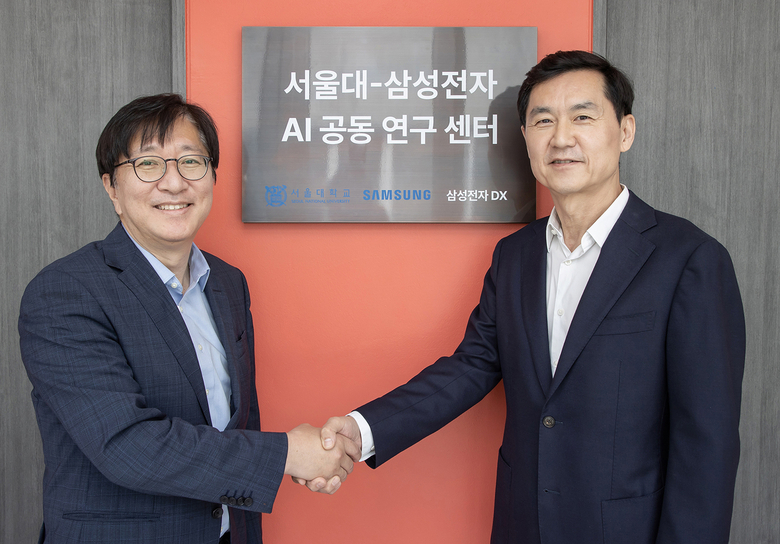 삼성전자 DX부문 CTO겸 삼성리서치장 전경훈 사장(사진 오른쪽)과 서울대 김영오 공과대학장이 17일 서울 관악구 소재 서울대 글로벌공학교육센터에서 'AI 공동연구센터' 설립을 위한 업무 협약을 체결하고 악수하고 있다. 사진|삼성전자