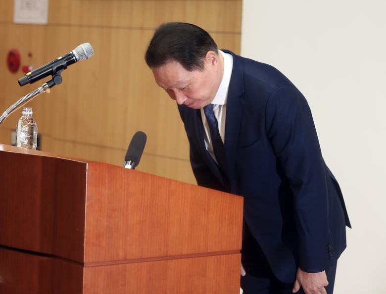 17일 서울 종로구 SK서린빌딩에서 최근 재판 현안과 관련해 고개 숙여 사과하고 있는 최태원 SK그룹 회장. 사진|SK