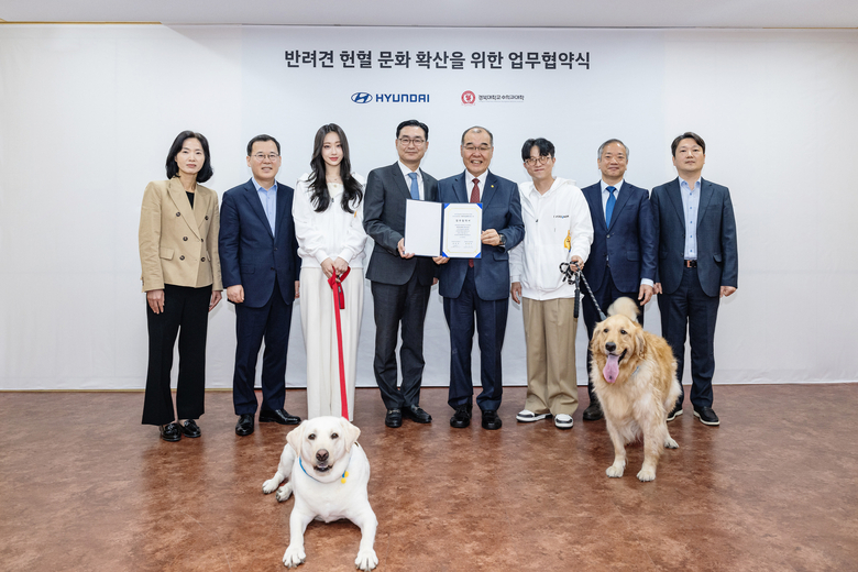 (왼쪽부터) 현대자동차 국내마케팅실장 서영옥 상무, 현대자동차 대구경북지역본부장 이준택 상무, 가수 경리, 현대자동차 국내사업본부장 정유석 부사장, 홍원화 경북대학교 총장, 개그맨 박성광, 곽동미 경북대학교 수의과대학 학장, 권영삼 경북대학교 동물병원 병원장이 협약식에서 사진촬영에 임하고 있다. 사진ㅣ현대자동차