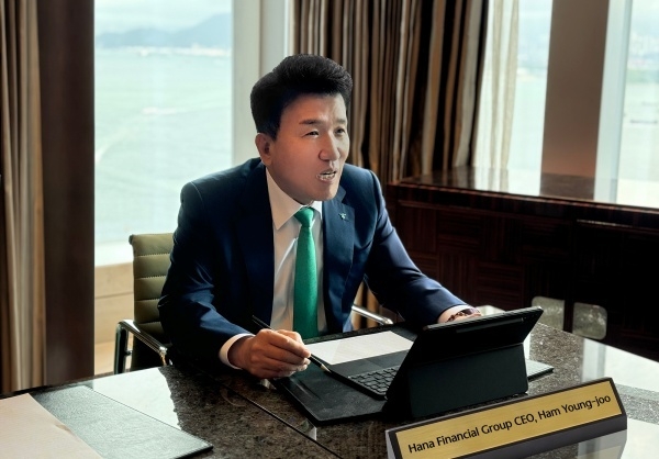 함영주 하나금융그룹 회장이 홍콩에서 글로벌 투자자들을 만나 그룹 기업가치 제고전략과 주주가치 증대방안을 설명하고 있다. 사진ㅣ하나금융그룹