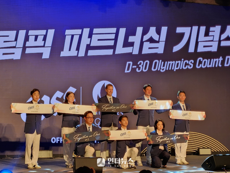 (왼쪽부터 시계방향) 유남규, 김수녕, 배하준 대표, 하태권, 조준호, 서혜연 부사장, 곽윤기, 구자범 수석부사장. 사진ㅣ인더뉴스