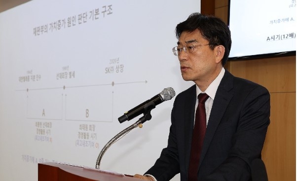 17일 오전 서울 종로구 SK서린빌딩에서 최 회장과 노소영 아트센터 나비 관장의 이혼 소송 항소심 관련 입장에 대해 얘기하는 최태원 SK그룹 회장의 법률대리인 이동근 변호사. 사진|연합뉴스