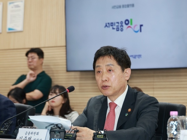 김주현 금융위원장이 27일 서울 중구 서민금융진흥원에서 서민금융 종합플랫폼 '서민금융 잇다' 출시 및 금융·고용·복지 복합지원 연계방안을 발표하고 있다. 사진ㅣ금융위원회