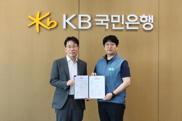 이재근 KB국민은행장(왼쪽)이 김정 KB국민은행지부 위원장과 '2024년 2/4분기 노사협의회 조인식' 후 기념촬영하고 있다. 사진ㅣKB국민은행