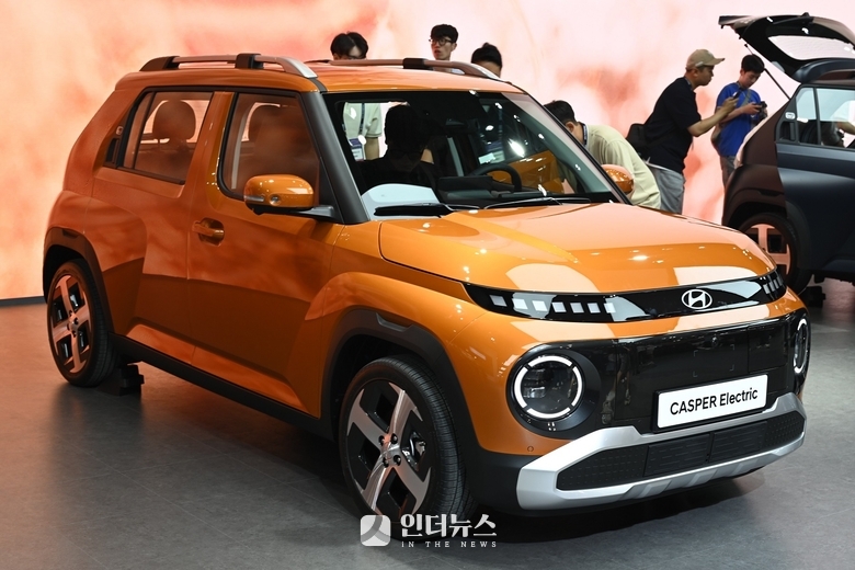 현대자동차가 부산모빌리티쇼에서 세계 최초로 공개한 경형 전기 SUV ‘캐스퍼 일렉트릭’ 차량. 사진ㅣ홍승표 기자