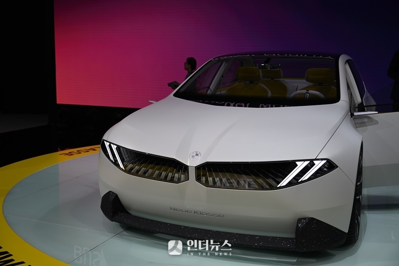 BMW가 미래 비전으로 부산모빌리티쇼를 통해 선보인 전기 콘셉트 모델 ‘노이어 클라쎄’ 콘셉트. 사진ㅣ홍승표 기자