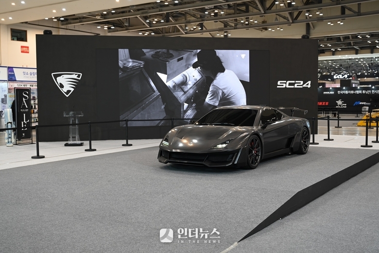어울림모터스가 부산모빌리티쇼 프레스데이서 자사 국산 수제 스포츠카로 선보인 ‘SC24’ 모델. 사진ㅣ홍승표 기자 