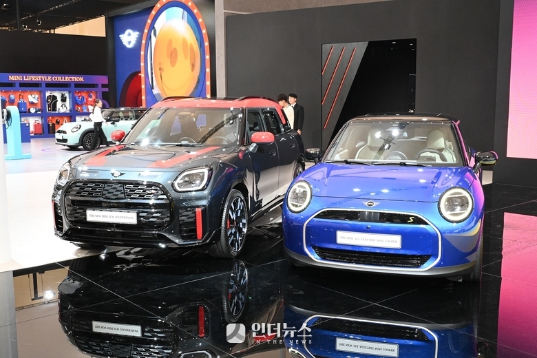BMW MINI가 부산모빌리티쇼 자사 전시 부스에서 선보인 주요 모델들. 사진ㅣ홍승표 기자 