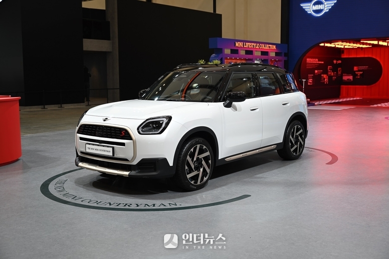 BMW MINI가 부산모빌리티쇼에서 선보인 가솔린 소형 SUV 모델 ‘더 뉴 미니 컨트리맨’. 사진ㅣ홍승표 기자