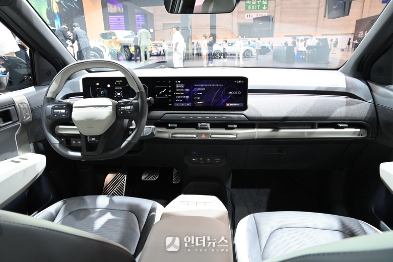 기아가 부산모빌리티쇼 자사 전시 부스에서 선보인 소형 전기 SUV ‘EV3 GT-Line’ 앞좌석. 사진ㅣ홍승표 기자