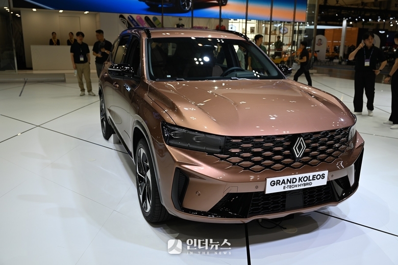 르노코리아가 부산모빌리티쇼 프레스데이에서 세계 최초로 공개한 중형 SUV ‘그랑 콜레오스’ 차량. 사진ㅣ홍승표 기자