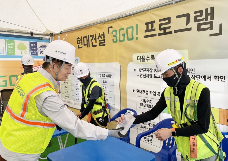황준하 현대건설 CSO가 힐스테이트 회룡역 파크뷰 현장을 찾아 근로자들에게 수분 보충 음료 링티를 제공하고 있다. 사진ㅣ현대건설