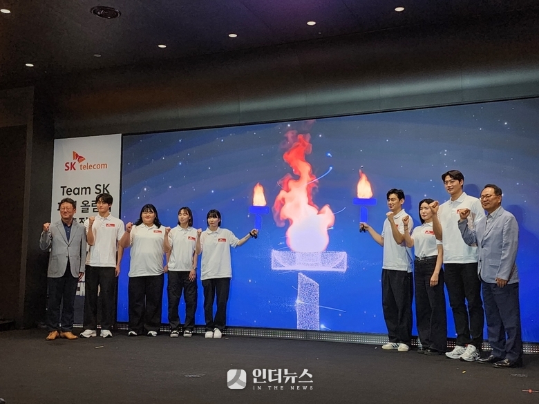 디지털 성화 앞에서 기념 촬영을 하는 SK텔레콤 관계자와 선수들. 사진|인더뉴스
