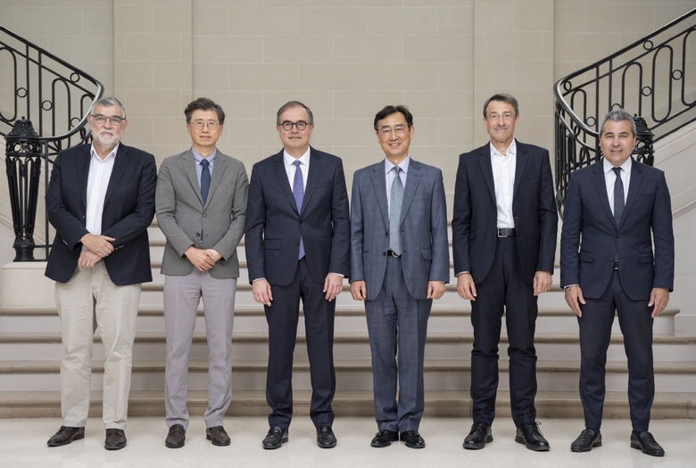 (사진 왼쪽부터) 르노 CTO 질 르 보르네 부사장, LG에너지솔루션 자동차개발센터장 최승돈 부사장, 르노 CPO 프랑스아 프로보 부사장, LG에너지솔루션 자동차전지 사업부장 서원준 부사장, 르노 파워트레인·EV 엔지니어링 사업부 필립 브루네 전무, 르노 CSO 조셉 마리아 르카젠 전무가 계약식에서 사진촬영에 임하고 있다. 사진ㅣLG에너지솔루션