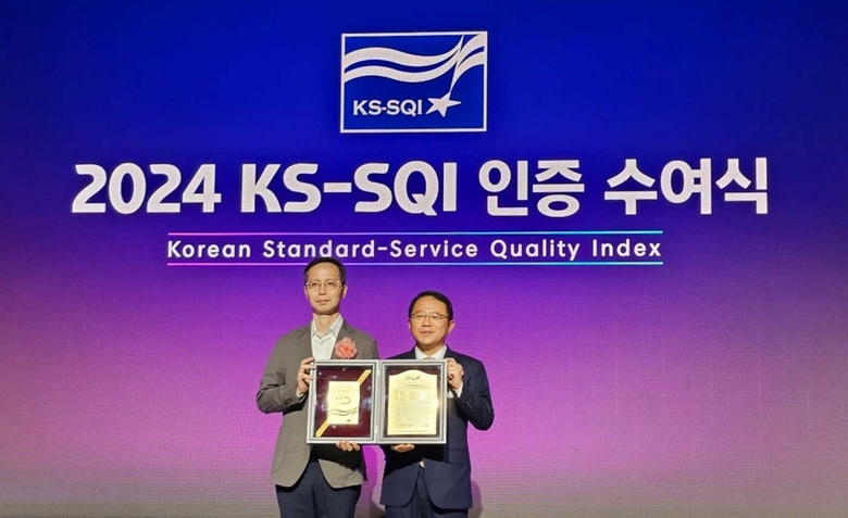 지난 2일 서울 중구 장충동 신라호텔에서 열린 ‘2024 KS-SQI 인증 수여식’에서 홍창영 11번가 고객중심경영담당(왼쪽)이 강명수 한국표준협회 회장(오른쪽)으로부터 KS-SQI 인증패를 수여받는 모습. 사진ㅣ11번가