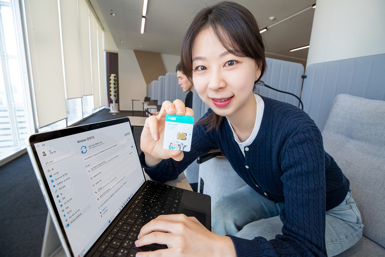 APN 수동 입력과 유심 인증 과정 없이 인터넷을 연결하는 KT 5G·LTE 노트북 사용자. 사진|KT