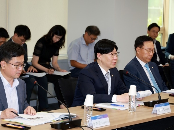 김소영 금융위원회 부위원장(가운데)이 4일 마포 프론트원에서 관계부처와 정책금융기관이 참석한 가운데 열린 '제7차 정책금융지원협의회'를 주재하고 있다. 사진ㅣ금융위원회