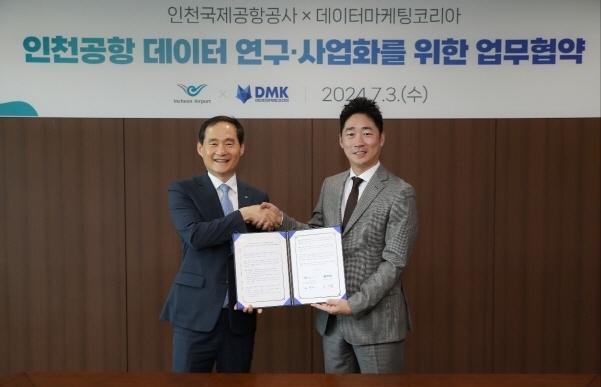 이학재 인천국제공항공사의 사장(왼쪽)과 이진형 데이터마케팅코리아 대표이사 사진|데이터마케팅코리아