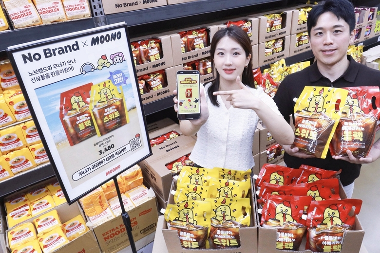 노브랜드에 전시된 무너크루x노브랜드 컬래버레이션 커피 2종. 사진|LG유플러스