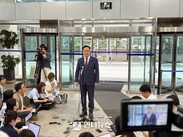 김병환 금융위원장 후보자가 5일 오전 인사청문회 준비사무실이 마련된 예금보험공사에 출근하면서 취재진 질문에 답하고 있다. 사진ㅣ인더뉴스
