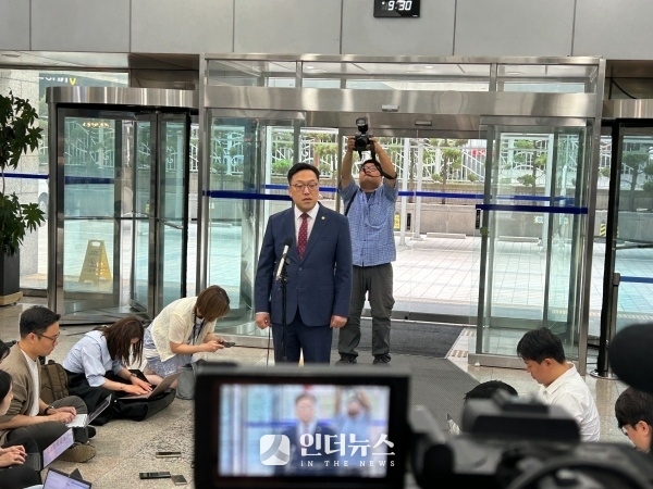 김병환 금융위원장 후보자가 5일 오전 인사청문회 준비사무실이 마련된 예금보험공사에 출근하면서 취재진 질문에 답하고 있다. 사진ㅣ인더뉴스