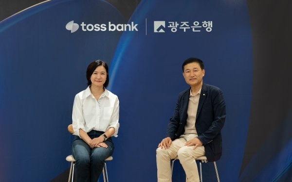 이은미 토스뱅크 대표(왼쪽)와 고병일 광주은행장이 강남 토스뱅크 본사에서 공동대출 관련 업무협약(MOU)을 체결한 뒤 기념촬영하고 있다. 사진ㅣ토스뱅크