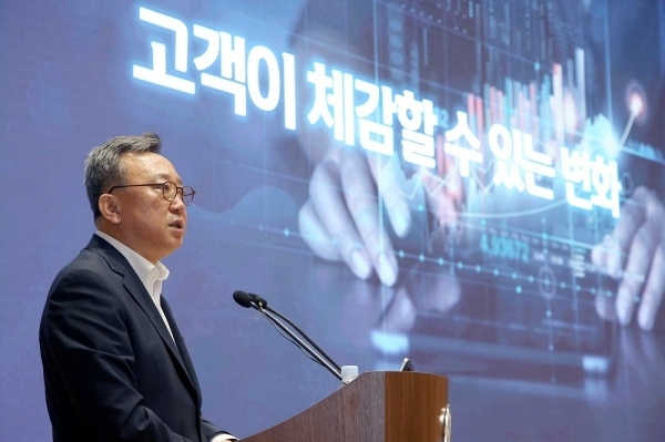 정상혁 신한은행장이 본점 대강당에서 열린 '2024 하반기 경영전략회의'를 주재하고 있다. 사진ㅣ신한은행