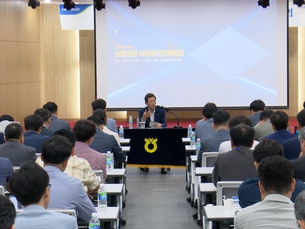 윤해진 NH농협생명 대표이사가 하반기 사업추진 전략회의에서 임직원들에게 당부사항을 전하고 있다. 사진ㅣNH농협생명