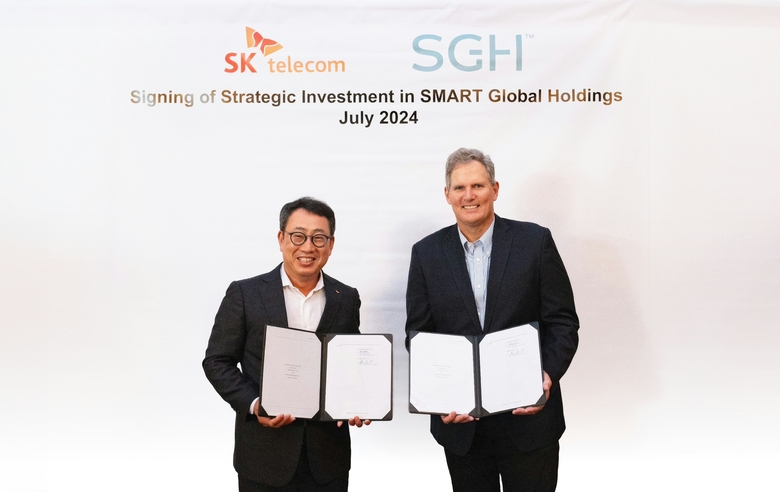 미국 캘리포니아 로스앨토스에서 투자 계약을 체결하고 기념촬영을 하고 있는 유영상 SKT CEO(왼쪽)와 마크 아담스 CEO(오른쪽). 사진|SK텔레콤