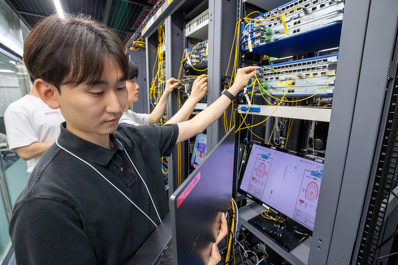 네트워크에 도입하는 '콤보 인터넷’'기술을 점검하는 KT 임직원. 사진|KT