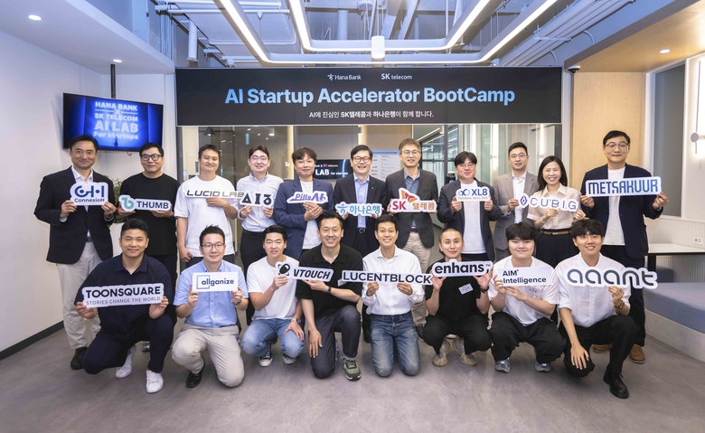 서울 코엑스에서 열린 발대식에서 강세원 SKT ESG추진 담당(뒷줄 오른쪽 다섯 번째)과 정재욱 하나은행 디지털신사업 본부장(뒷줄 오른쪽 여섯 번째)이 기념촬영을 하고 있는 모습. 사진|SK텔레콤